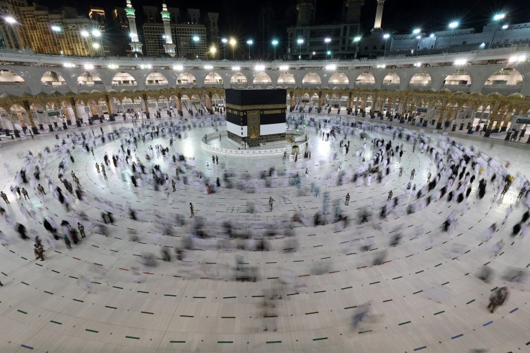 Uzun pozlamalı bir fotoğraf, 17 Temmuz 2021'de yıllık hac ziyareti sırasında Suudi Arabistan'ın kutsal şehri Mekke'deki Ulu camide İslam'ın en kutsal mabedi olan Kabe'nin etrafında tavaf eden Müslüman hacıları gösteriyor.