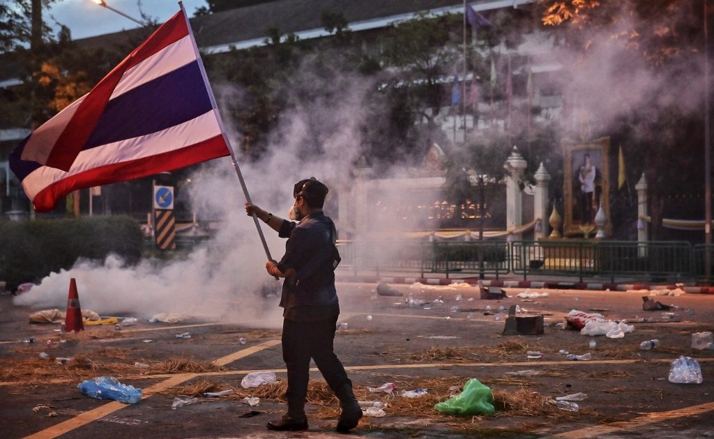 Police clashed with protesters, demanding the resignation of Thai prime minister | Coronavirus pandemic news