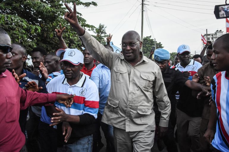 Tanzania's Chadema Party chairman Freeman Mbowe (C) gestures as he arrives at the party's headquarters after being released from Segerea Prison in Dar es Salaam, March 2020.