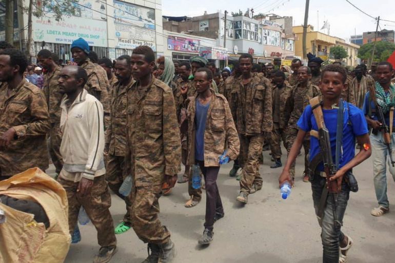 Ethiopian government soldiers march with prisoners of war