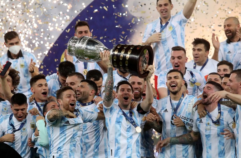 Lionel Messi de Argentina y sus compañeros celebran la victoria de la Copa América con el trofeo