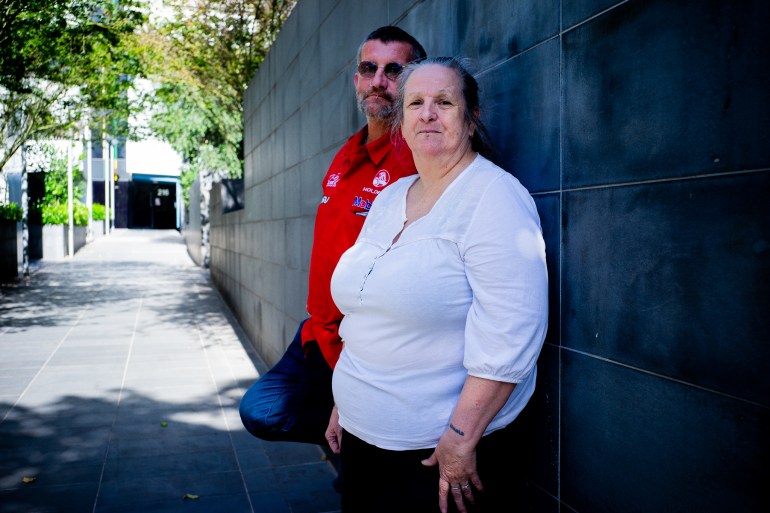 Cheryl e Troy dormiram nas ruas de Melbourne por mais de 10 anos [Ali MC/Al Jazeera]