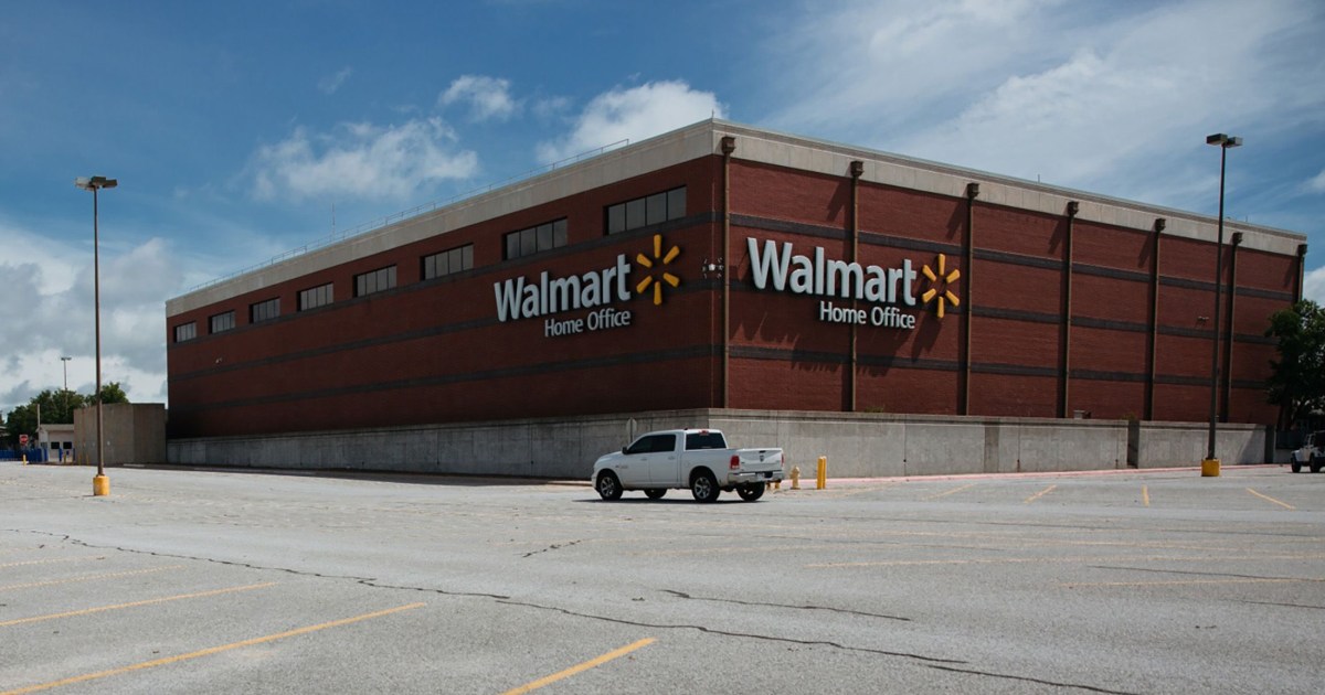 Walmart, largest US employer, orders staff to vaccinate