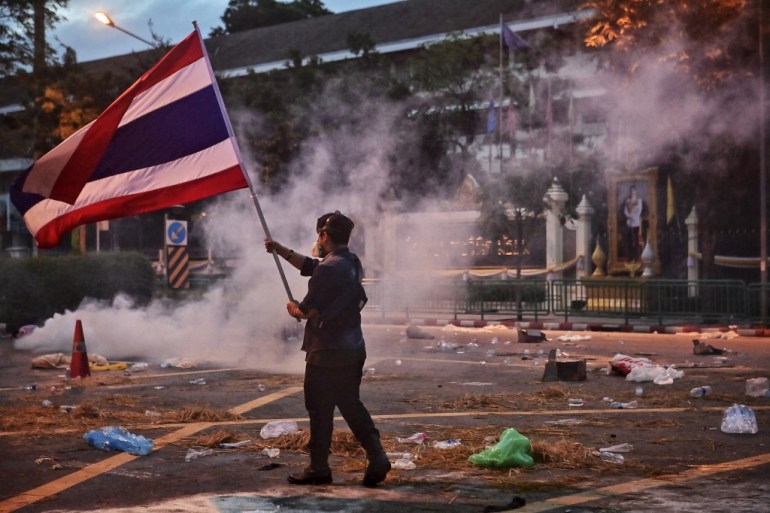 A medida que aumentan los casos de COVID en Tailandia, el gobierno lleva a los críticos a los tribunales