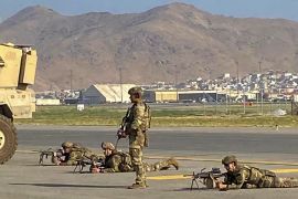 US soldiers take up position as they secure the airport in Kabul [Shakib Rahmani/AFP]