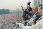 USSR President Boris Yeltsin waves to the crowd on August 20, 1991, in Moscow [File: Michael Samojeden/Reuters]