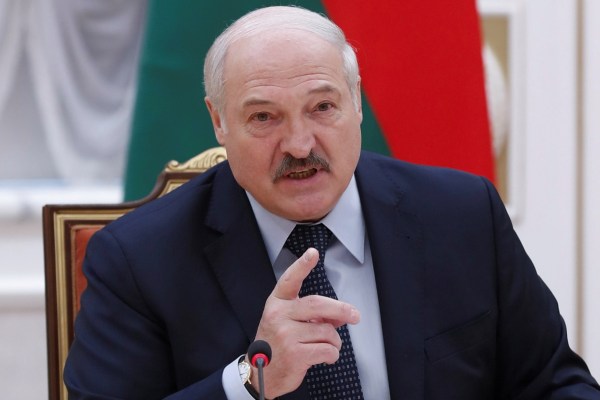 Беларуският президент Александър Лукашенко каза, че е предупредил шефовете на