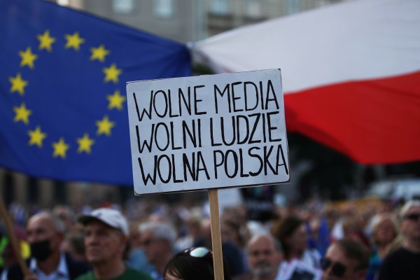Новото проевропейско правителство на Полша уволни шефовете на държавните медии