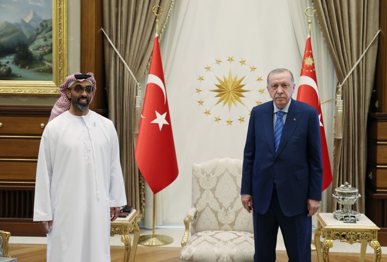 El presidente turco, Tayyip Erdogan, se reúne con el asesor de seguridad nacional de los Emiratos Árabes Unidos, el jeque Tahnoun bin Zayed Al Nahyan, en Ankara, Turquía, el 18 de agosto de 2021.