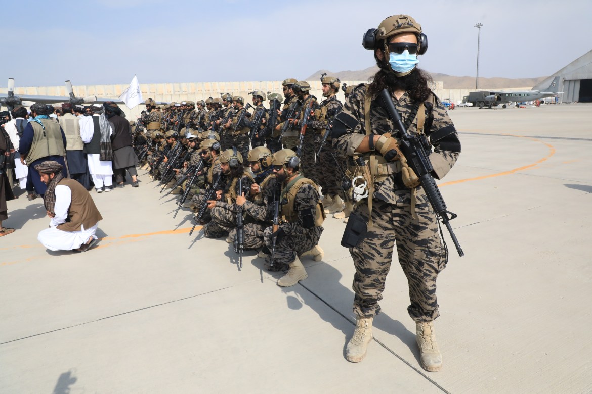 Taliban od převzetí kontroly nad kábulským letištěm rozmístil své elitní jednotky ve vojenských uniformách a v civilu, aby zajistil bezpečnost nyní uzavřeného letiště [Mohammad Aref Karimi/Al Jazeera]