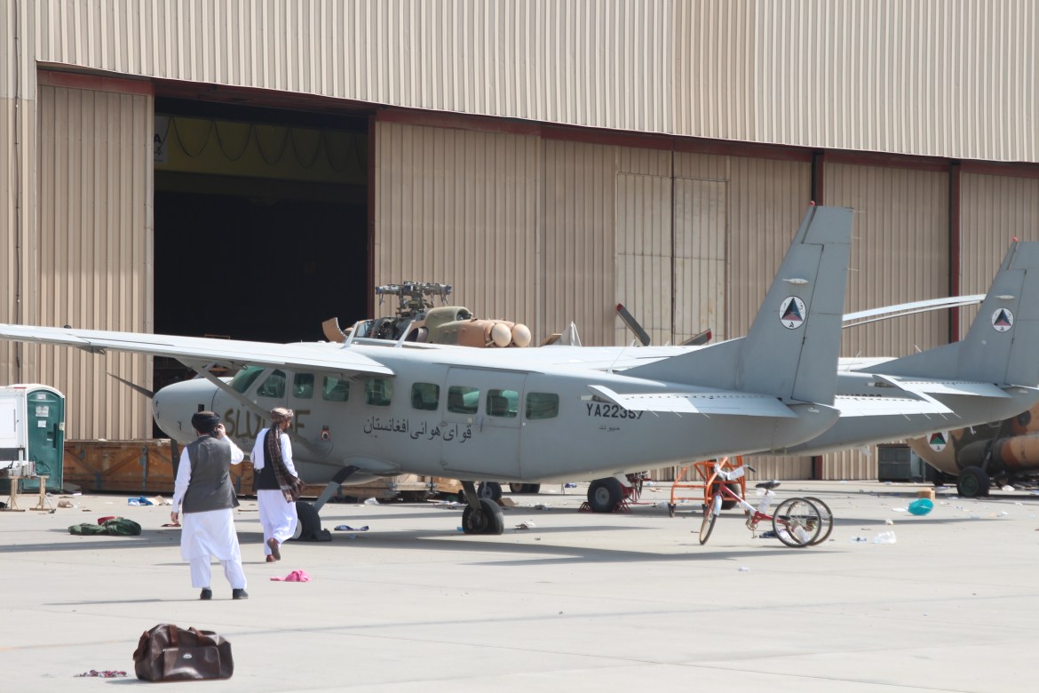 Ještě před dvěma týdny letadla patřící afghánskému letectvu lovila Taliban, nyní jsou pod jejich kontrolou, protože skupina přebírá mezinárodní letiště Hamid Karzai v Kábulu [Mohammad Aref Karimi/Al Jazeera]