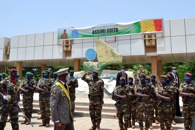 De acordo com relatos, o governo de Mali, dominado pelos militares, está perto de contratar 1.000 paramilitares Wagner para ajudá-lo na luta contra os grupos armados [File: Amadou Keita/ Reuters]