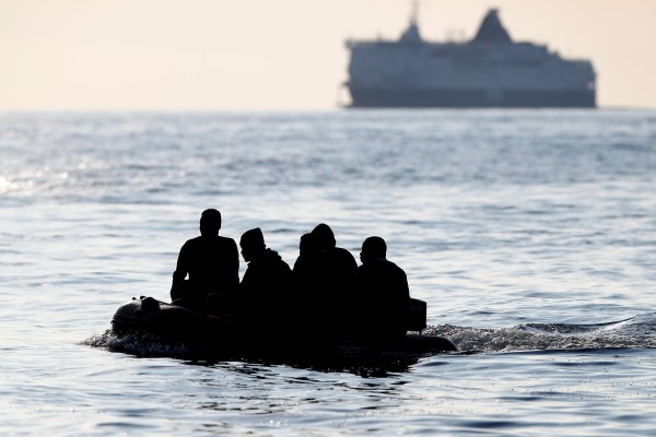 Шестима загинаха, след като „лодка с мигранти“ се преобърна, пресичайки от Франция към Обединеното кралство