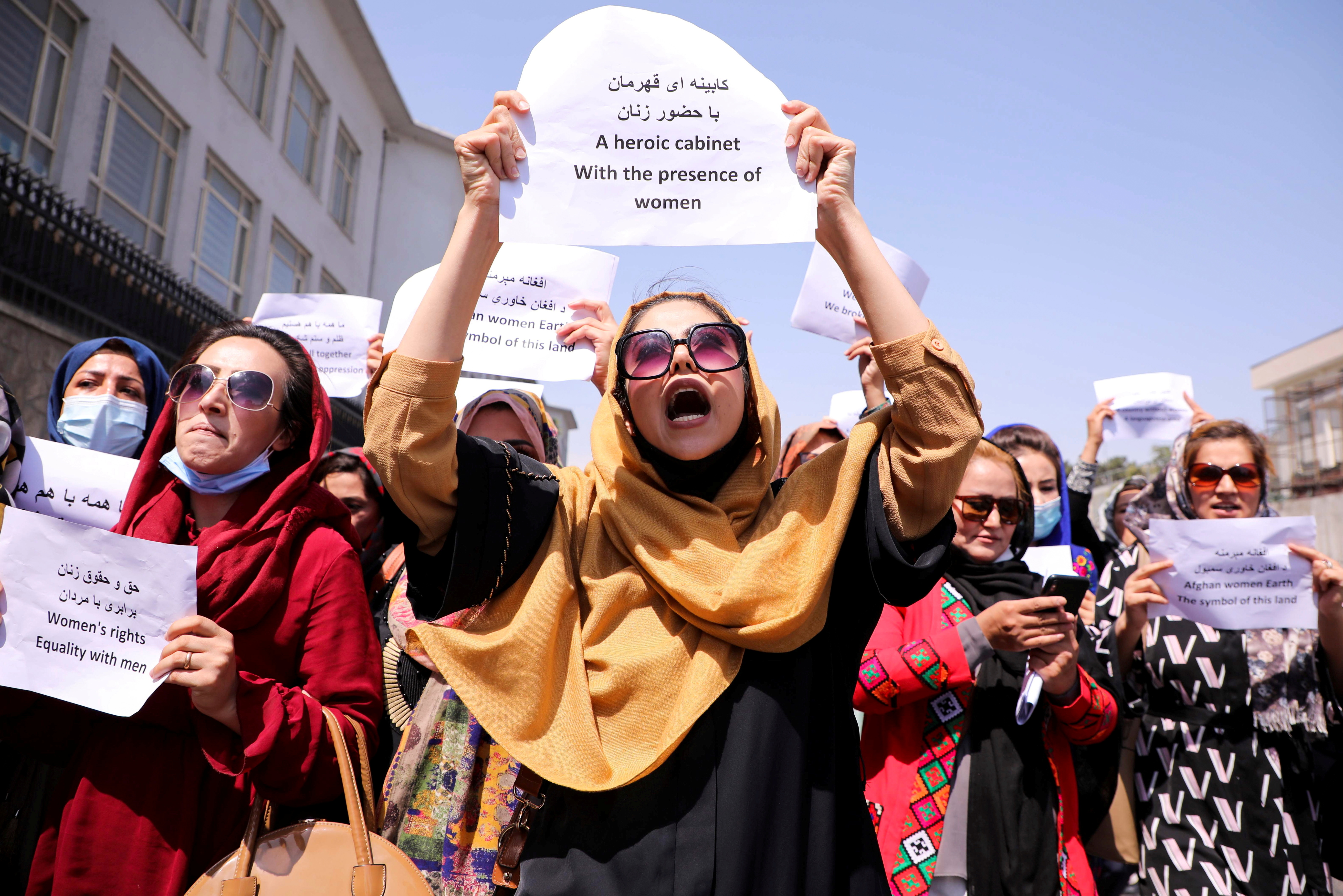 Defensores dos direitos das mulheres afegãs e ativistas civis protestam para pedir ao Taleban pela preservação de suas conquistas e educação sob o novo governo, que deve ser anunciado em breve [Stringer/Reuters]