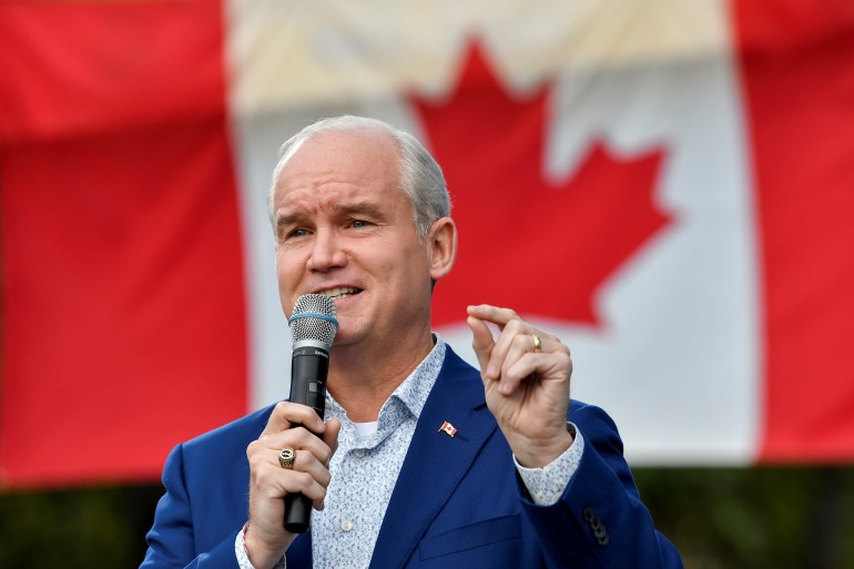 A líder do Partido Conservador Erin O'Toole enfrenta críticas do Partido Liberal rival e defensores do controle de armas no Canadá [Jennifer Gauthier/Reuters]
