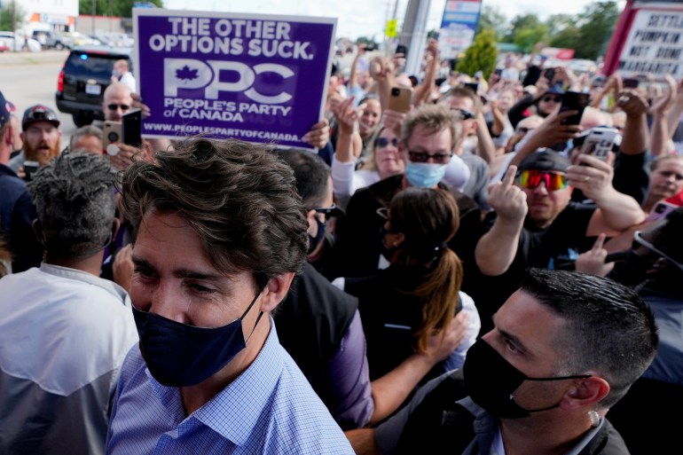 Il primo ministro canadese Justin Trudeau è stato accolto da una folla di manifestanti arrabbiati in diverse tappe della campagna elettorale nelle ultime settimane [Carlos Osorio/Reuters]