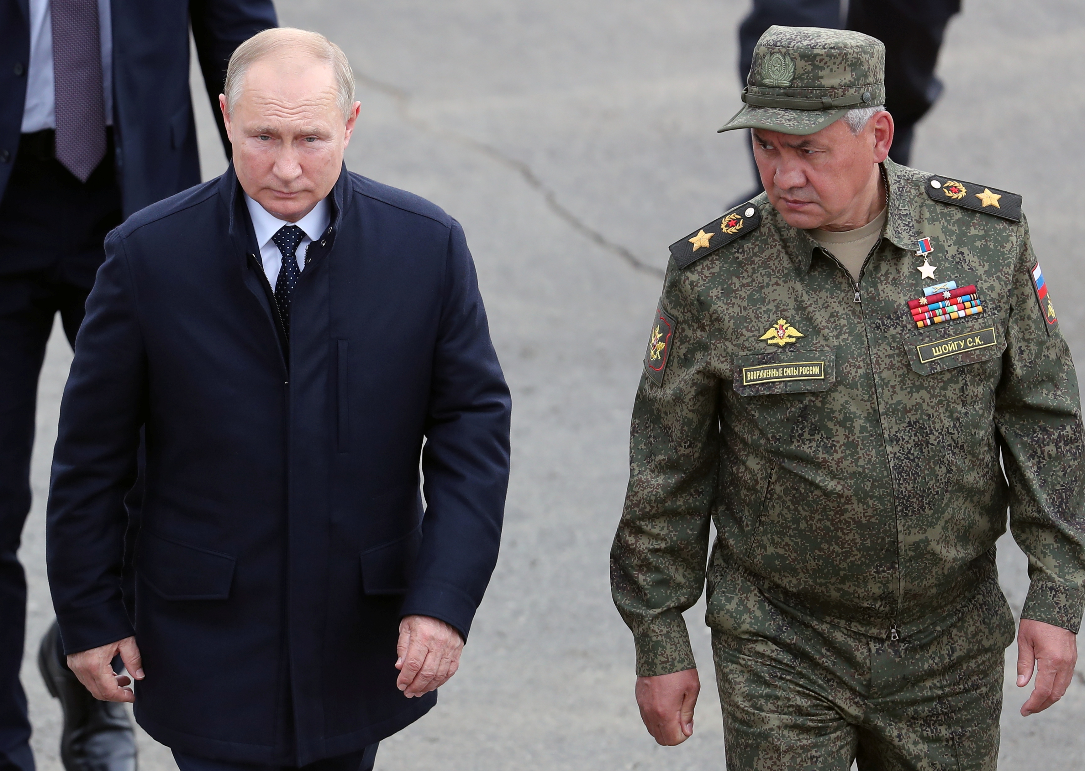 Il presidente russo Vladimir Putin e il ministro della difesa Sergey Shoigu visitano il campo di addestramento del Mulino per osservare le esercitazioni militari 