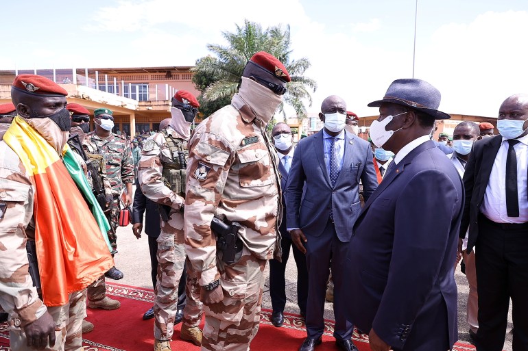 Il colonnello Mamady Doumbouya, a sinistra, che ha deposto il presidente Alpha Conde all'inizio di settembre, saluta il presidente della Costa d'Avorio Alassane Ouattara, a destra [File: Ivory Coast Presidency/Reuters]