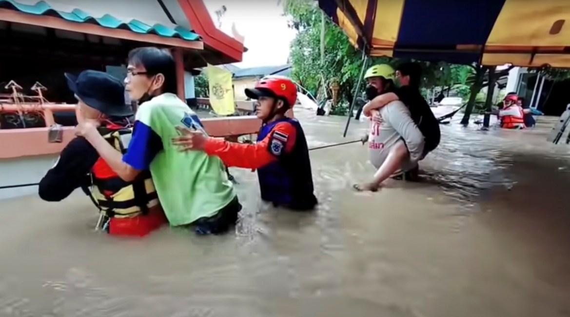 Thai disaster officials say flooding caused by seasonal monsoon rains have affected more than 71,000 households in 30 provinces. [Hook31 Thailand via Reuters]