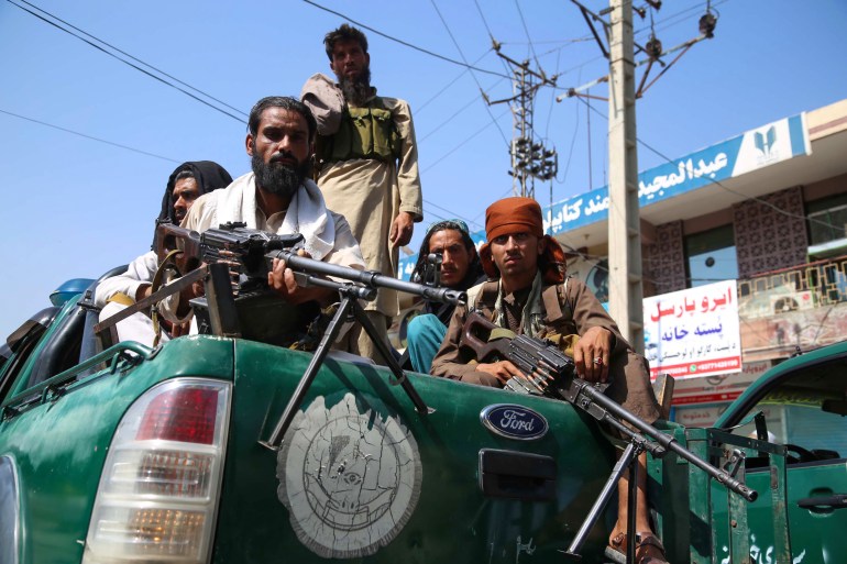Patrulha de combatentes do Talibã em Jalalabad [File: EPA]