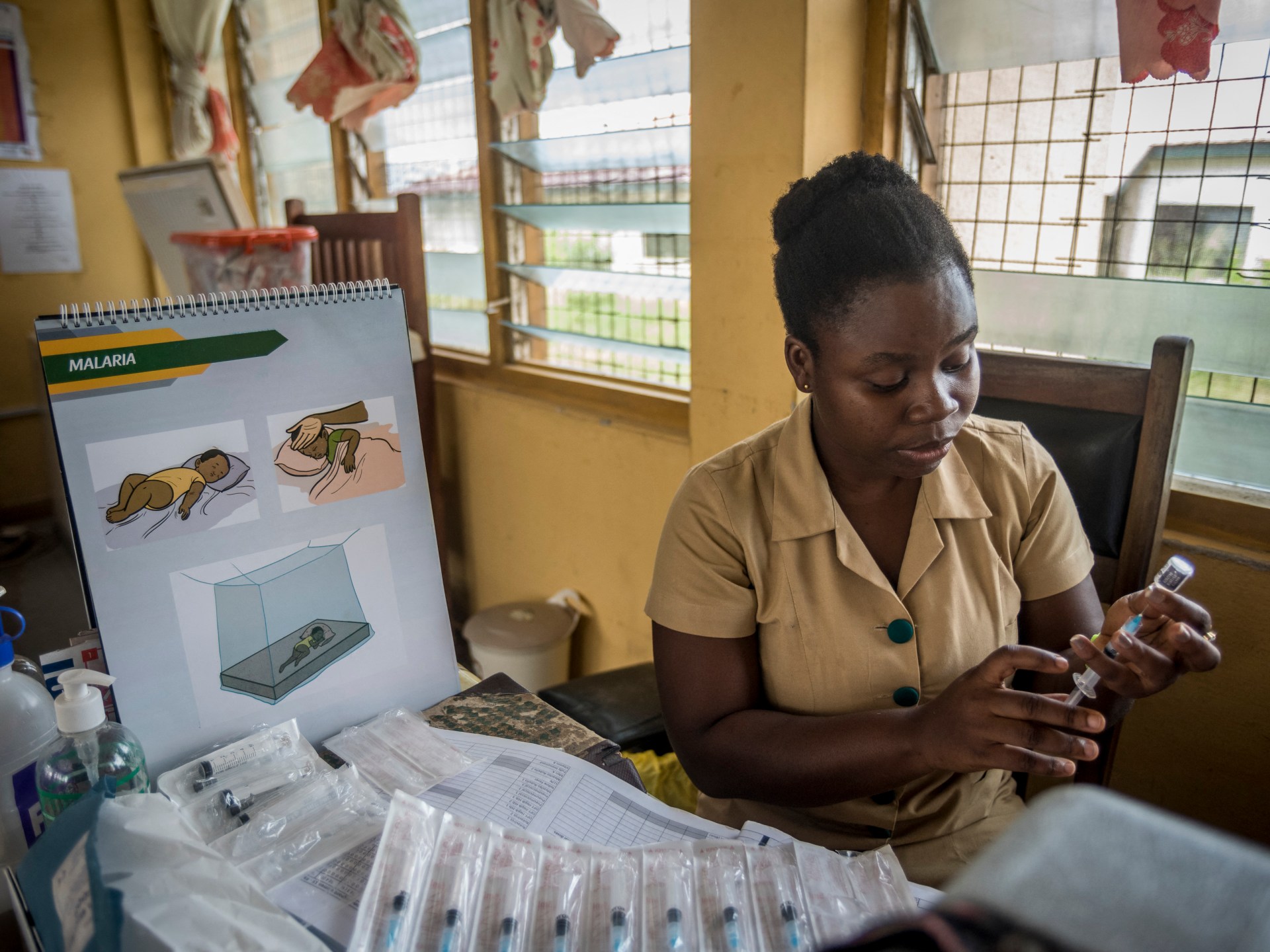 Ghana menjadi negara pertama yang menyetujui vaksin malaria Oxford |  Berita Kesehatan