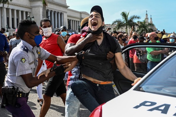 В Куба се проведоха редки протести докато икономическата криза в