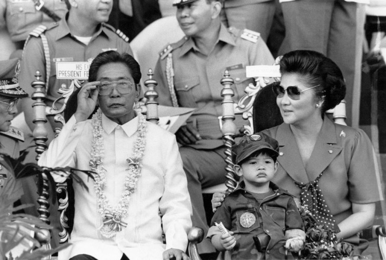1985 tarihli bir fotoğraf, o zamanki Filipin Devlet Başkanı Ferdinand Marcos ve eşi Imelda'yı gösteriyor [File photo: Romeo Gacad/ AFP]