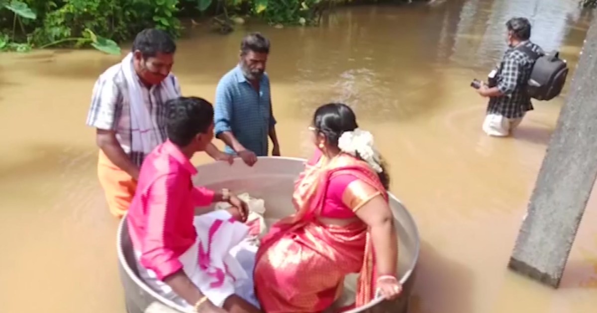 india-couple-in-flood-hit-kerala-sail-to-wedding-in-cooking-pot