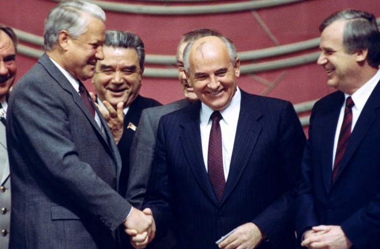 Boris Elțin și Gorbaciov își strâng mâna în 1990.