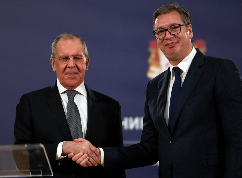 O ministro das Relações Exteriores da Rússia, Sergey Lavrov, à esquerda, aperta a mão do presidente da Sérvia, Aleksandar Vucic, após uma entrevista coletiva em Belgrado, Sérvia, em 2021 [Darko Vojinovic/AP]