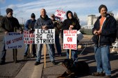 A group of union workers from Kellogg&#39;s picket outside the cereal maker&#39;s headquarters as they remain on strike in Battle Creek, Michigan, US, October 21, 2021 [Emily Elconin/Reuters]