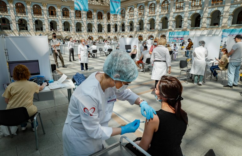   Uma mulher recebe uma injeção da vacina Sputnik V da Rússia