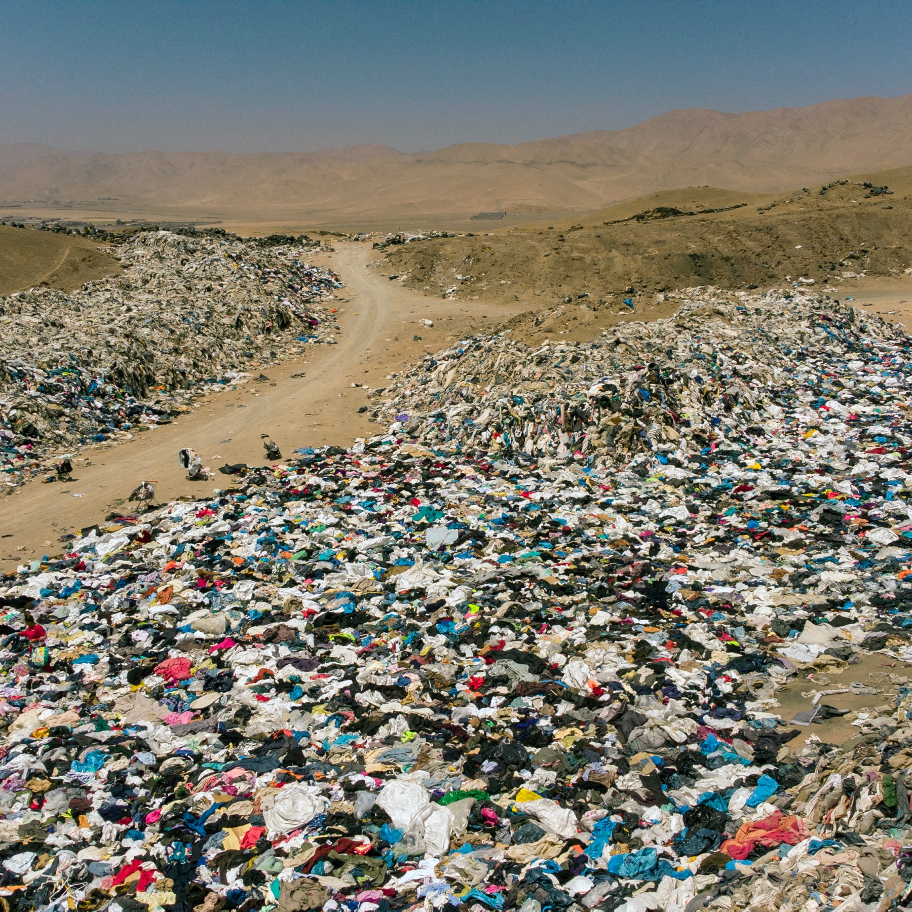 Chile's desert dumping ground for fast fashion leftovers