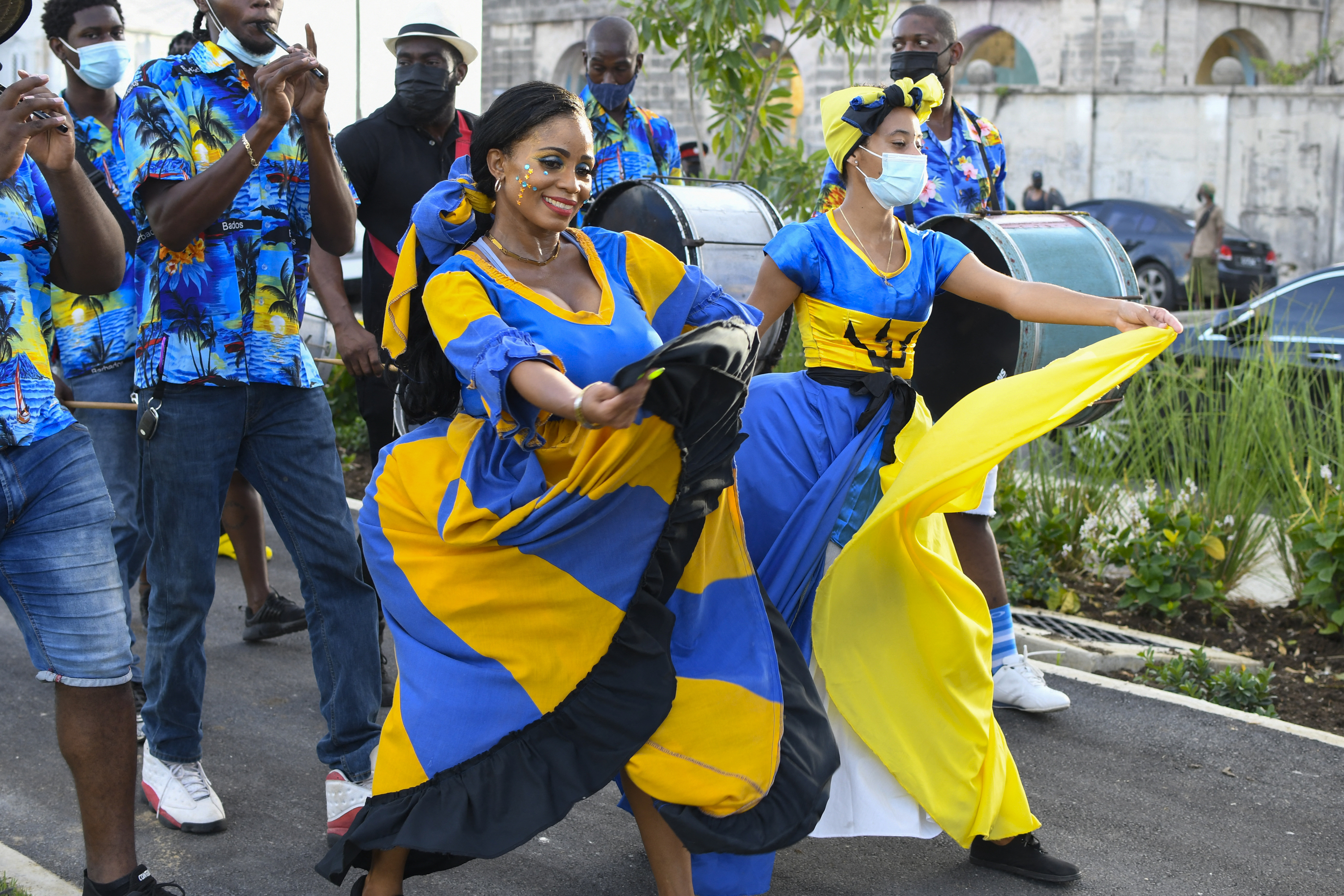 Народный танец с барбадоса. Барбадос независимость. Барбадос стал Республикой. Барбадос независимость от королевы.