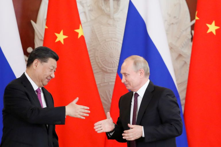 Putin and Xi shaking hands