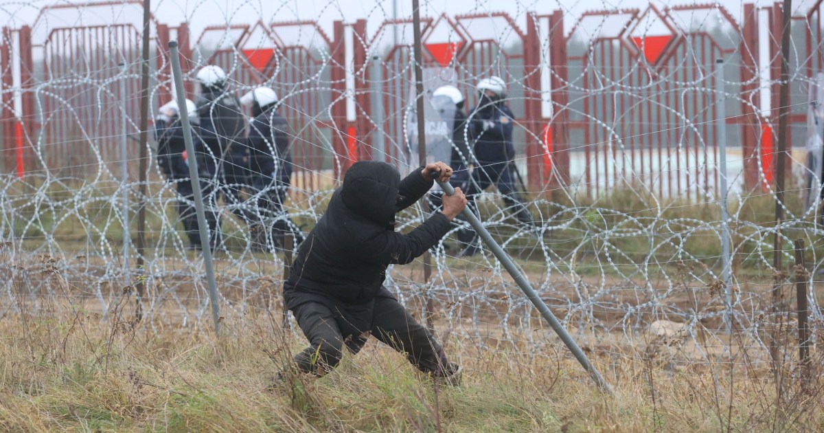 Violence erupts on Poland-Belarus border as Polish guards fire water cannon  on migrants throwing rocks - International News