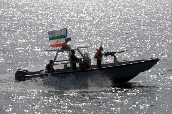 Иран симулира удар по израелска база, докато демонстрира военноморска сила