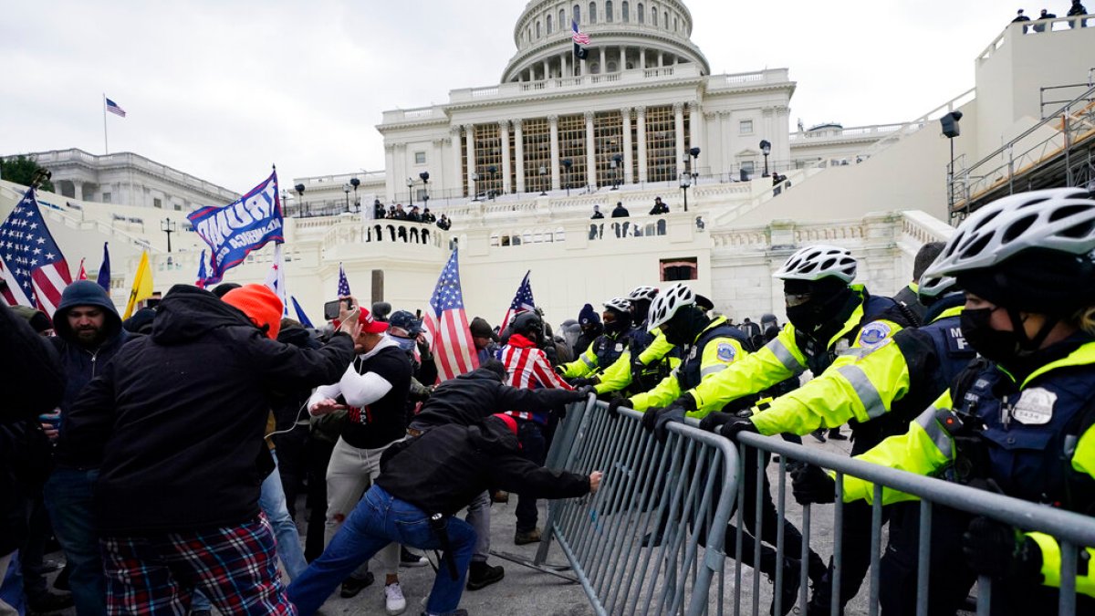 7 years in prison for ex-policeman who rioted at US Capitol | US Elections 2020 Information