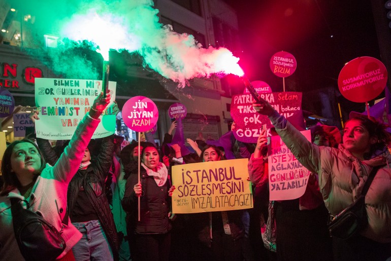 الشرطة التركية تطلق الغاز المسيل للدموع على محتجات في اسطنبول |  أخبار حقوق المرأة