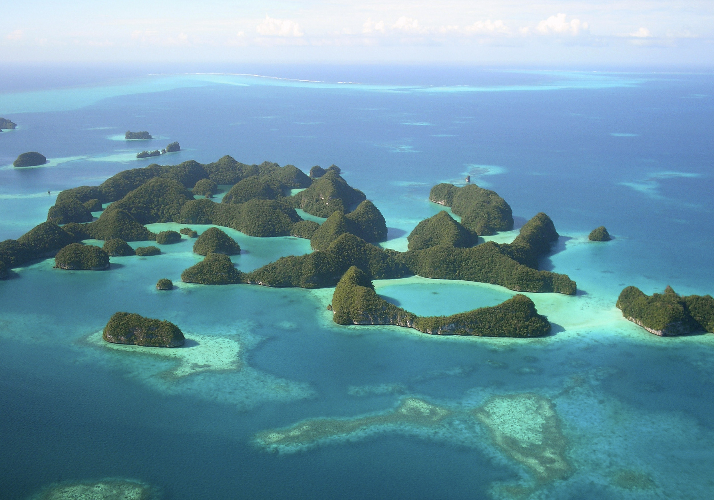 Группа островов расположенных в тихом океане. Архипелаг Раджа Ампат. Острова архипелаг Палау. Остров мако в Австралии. Золотое побережье Австралии остров мако.