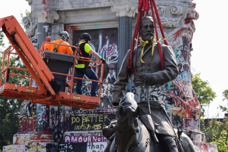 Trabalhadores da construção civil removem uma estátua do general confederado Robert E Lee em Richmond, Virgínia