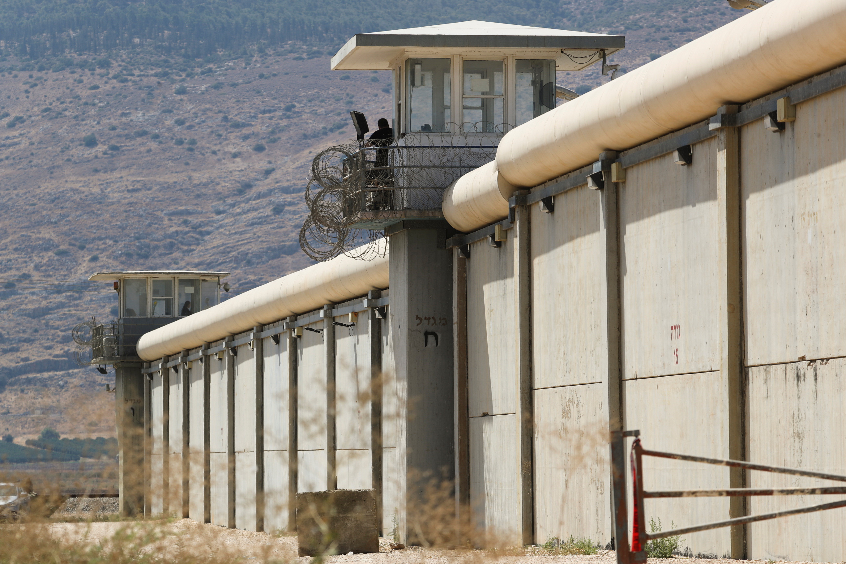 Una guardia a una torre di osservazione lungo un muro della prigione di Gilboa, nel nord di Israele