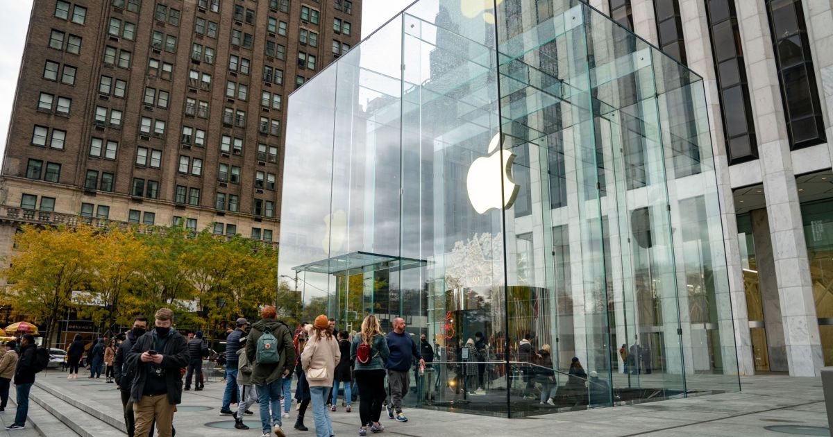 Apple shuts all NYC stores to shoppers as Omicron cases surge