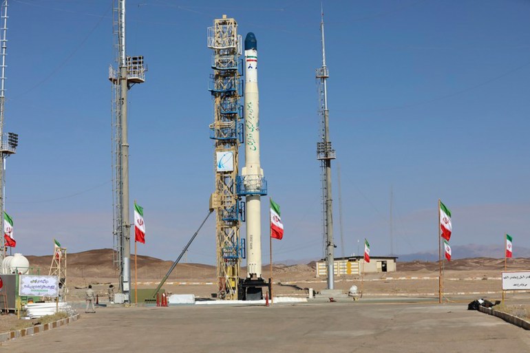 O foguete transportador de satélites do Irã, chamado Zuljanah, antes de ser lançado em um local não revelado, o Irã.