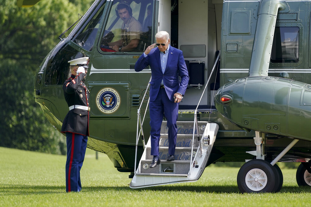 Il presidente Joe Biden, scendendo dall'elicottero Marine One