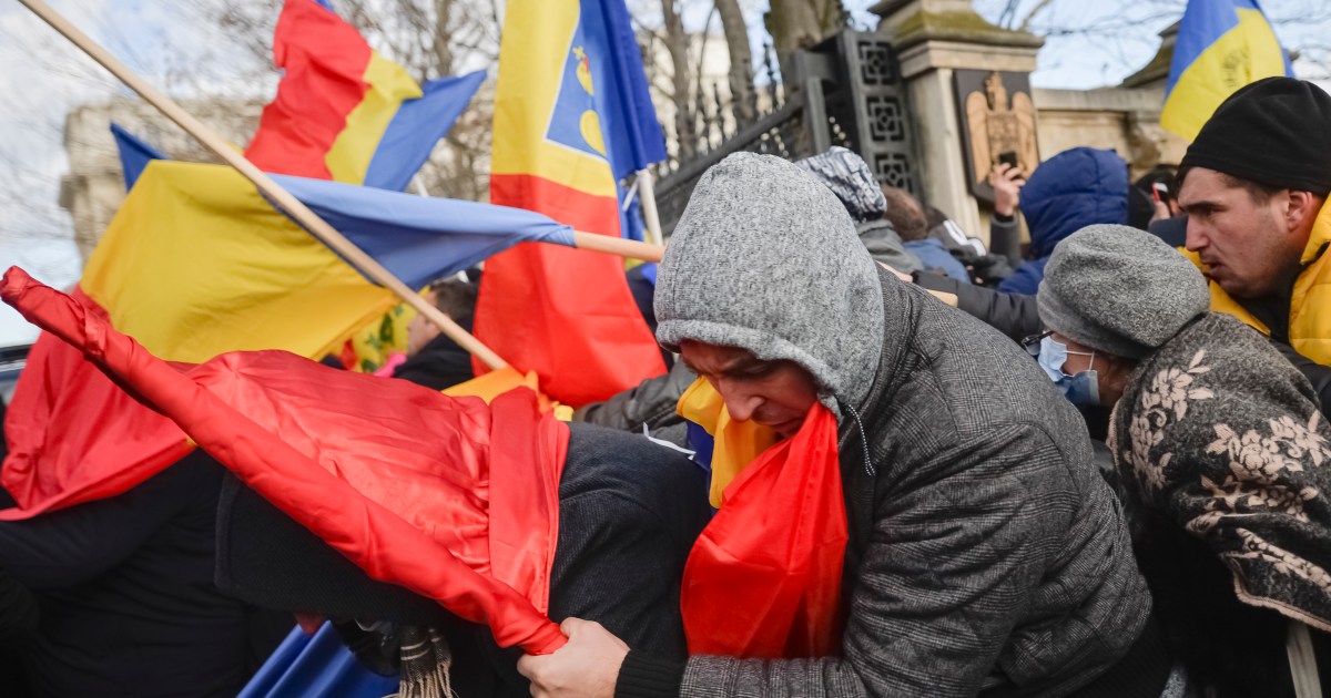 Romanians protesting against COVID passes try to storm parliament