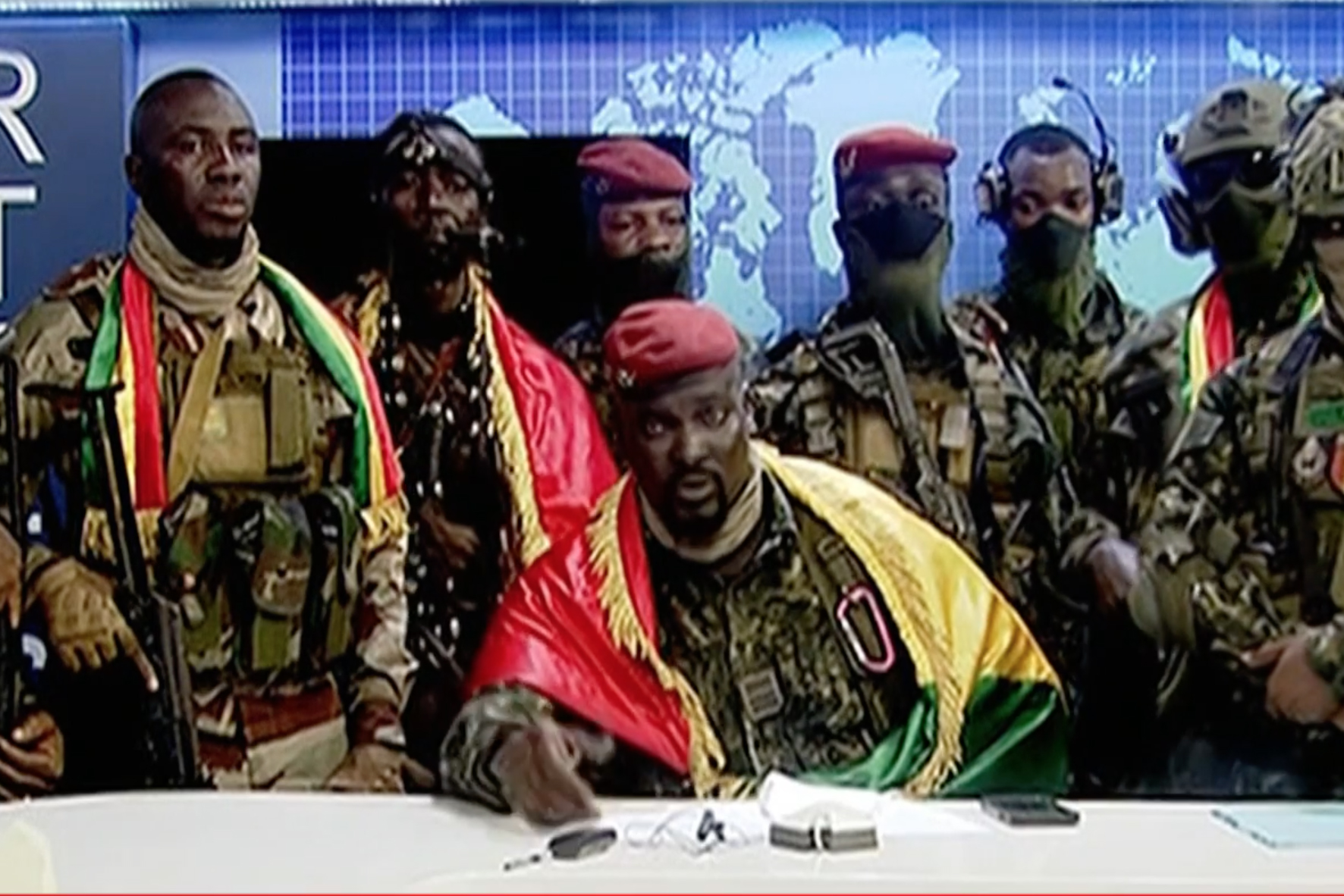 9월 5일 쿠데타 이후 기니인들에게 연설하는 마마디 둠부야 대령