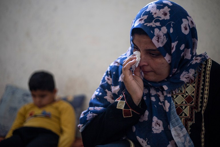 سمیه شعبان، مادر محمد، هنگام تعریف داستان او گریه می کند. 