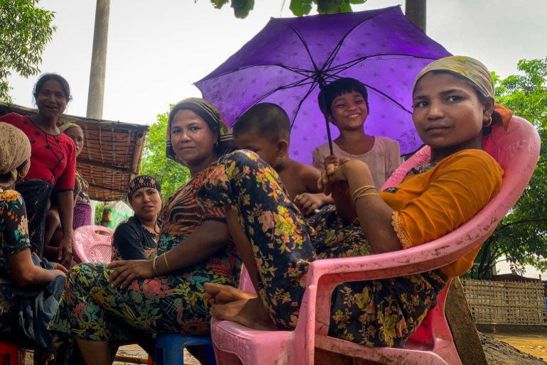 زنان مسلمان آواره داخلی و کودکان روهینگیا زیر یک چتر بنفش در اردوگاه Thet Kay Pyin در سیتوآ، راخین جمع می‌شوند.
