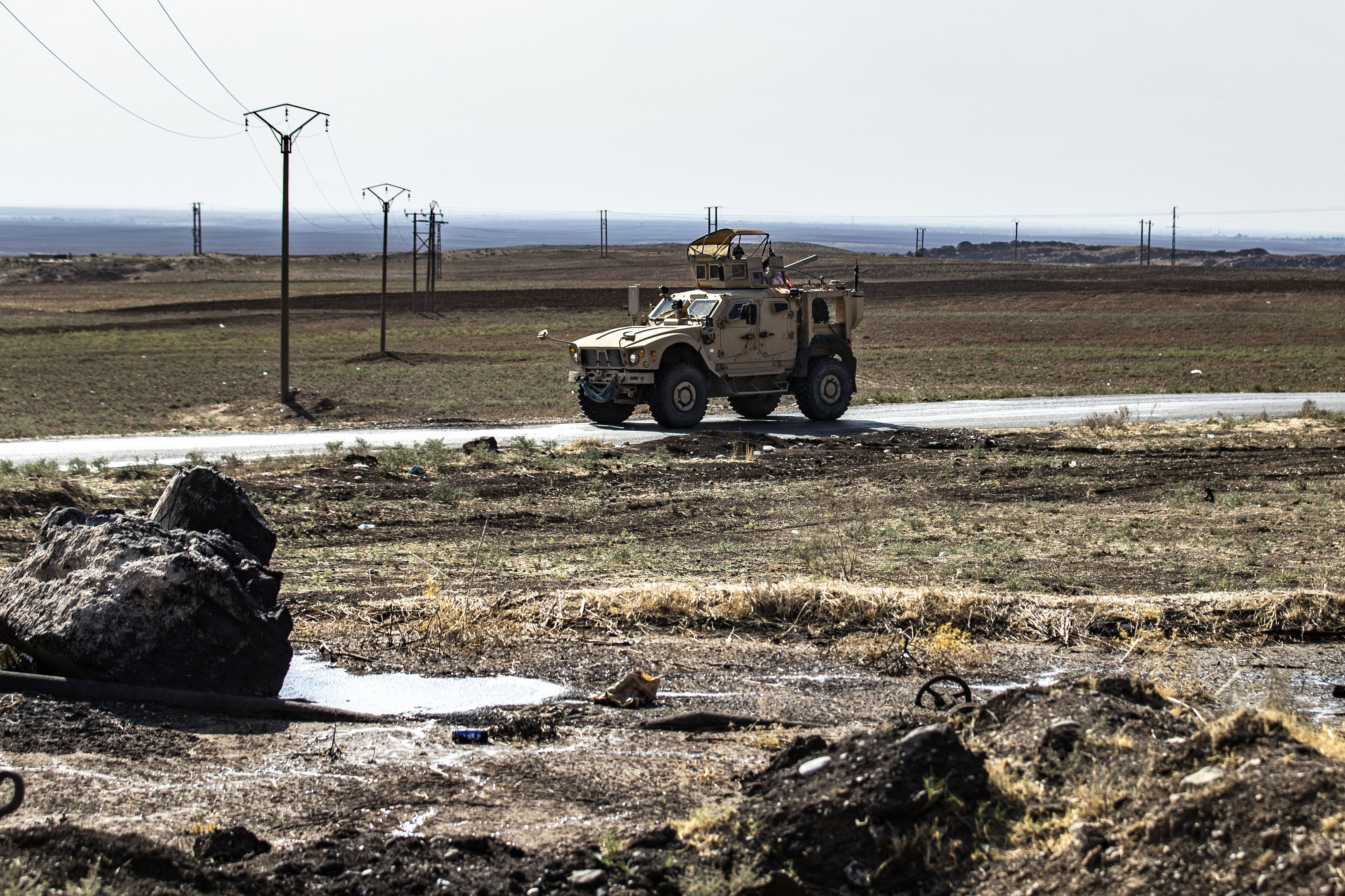 Forças dos EUA patrulham perto dos campos de petróleo de Rumaylan (Rmeilan) na província de Hasakeh, no nordeste da Síria, controlada pelos curdos, em 1º de novembro de 2021. - O principal campo de Rmeilan, localizado perto de uma base aérea dos EUA, está entre os ativos mais valiosos dos curdos sírios desde o regime forças se retiraram no início da guerra.  (Foto por Delil SOULEIMAN / AFP)